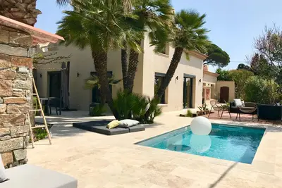Image de Villa classée 5⭐️ à l’Almanarre, 50 mètres de la Plage, Piscine & Palmiers!