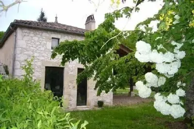 Image de Maison de charme en pierre XIXième belles prestations piscine, jardin, préau.