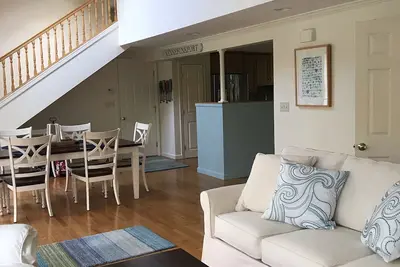 Image de Maison Kennebunkport ensoleillée et propre - cadre paisible près de Goose Rocks Beach!