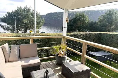 Image de Waterfront chalet on Lac De GUERLÉDAN - Brittany