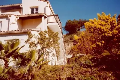 Image de Résidence privée en bord de mer avec tennis, piscine, boulodrome et restaurant.