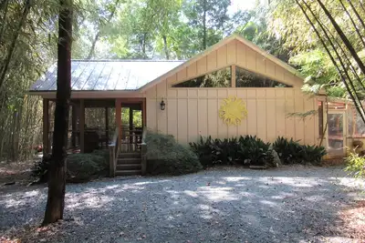 Image de Le Bamboo Bungalow est niché dans une forêt de bambous Down A Winding Private Drive