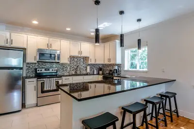 Image de Avenue Gardens au 4132 Saint Charles \"C2\"