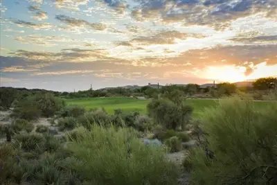Image de Vues Ă couper le souffle sur le golf, la montagne et la ville