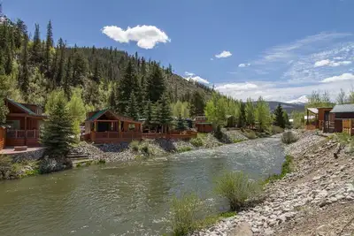 Image de Cabine confortable sur la rivière. 1 lit 1 salle de bain avec mezzanine