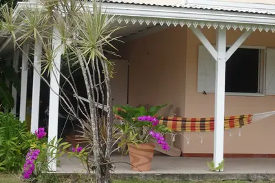 Image de F2 Bas de villa avec véranda d'angle et jardin arboré