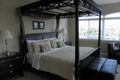 Image de Luxueux condo au bord de l'eau avec 3 chambres, 3 salles de bain<br>Patio sur le toit!