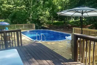 Image de Piscine avec Massive Deck Atl -6 Flags - 5acres Private Lake