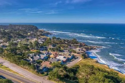 Image de Luxury Moss Beach Retreat w / Hot Tub et pierres jeter à la plage et la réserve
