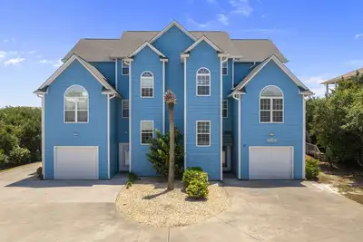 Image de Duplex avec vue sur la mer, 2ème rangée, accès à la piscine, promenade dans la plage depuis la maison! Mis à jour!