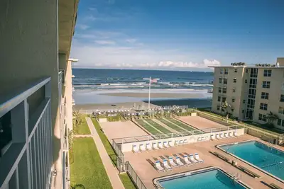 Image de \"The Beach Shack\" Condo en bord de mer pour les familles sur la plage sans voiture que vous êtes sûr d'aimer! 6 couchages!