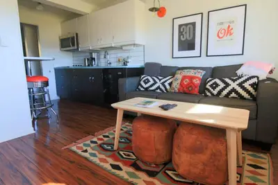 Image de Moderne, Cozy One Bedroom Gem