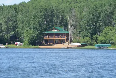 Image de Amenez votre famille au lac pour des vacances magnifiques à Black Bear Lodge.