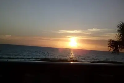 Image de Bon endroit Bon prix Meilleur rapport qualité-prix sur la plage du golfe