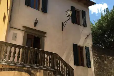 Maison toscane classique avec jardin privé dans la vieille ville fortifiée