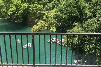 Image de En face de Schlitterbahn! ! ! 2/2 W / Awesome Comal River Views! Capacité d'accueil 8 Fun! Amusement!