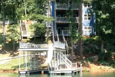 Image de Trésor caché - Double Decker Dock w \/ Slide; Beaucoup de stationnement; Jacuzzi