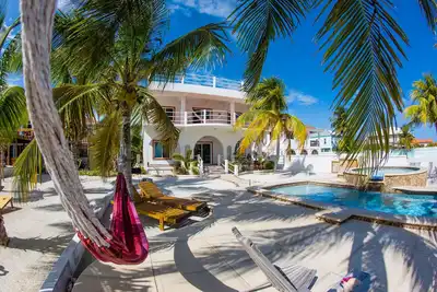 Image de 4br / 4ba face à la mer des Caraïbes, maison sur 2 niveaux, piscine, kayaks et intimité