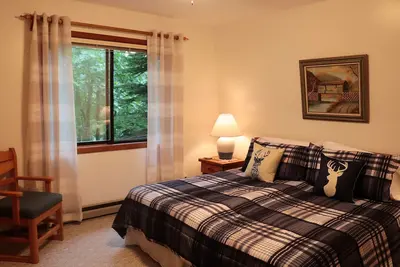 Image de Pittoresque 2 chambres, 1 salle de bain condo près de l'entrée de montagne de sucre
