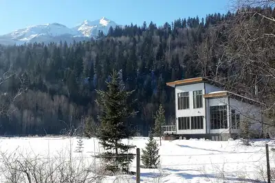 Image de 120 acres avec sentiers et bain à remous! 7 minutes au sud de Golden
