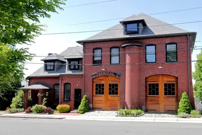 Image de Fun, Family Friendly Restauré Fire House 2 Bedroom Apt
