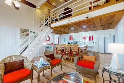 Image de Maison en bord de mer avec terrasse, petit loft et accès direct à la plage!