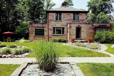 Image de Unique Ann Arbor Location Ă court terme - Ă pied de la grande maison