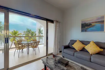 Image de Condo en bord de mer avec une vue imprenable sur l'eau et une piscine partagée!
