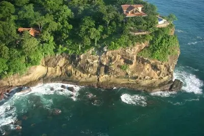 Image de Spectaculaire Ocean Cliff 5br Home & Beach dans une communauté fermée