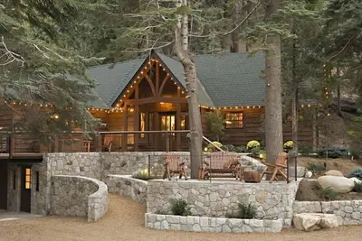 Image de Lodge de luxe exclusif sur 40 acres privées, 1\/4 mile à Lake Arrowhead Village