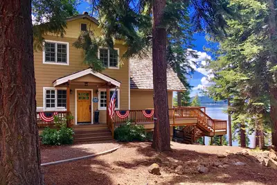 Image de Lakefront Home au lac Almanor Country Club - de belles vues! Quai privé / bouée