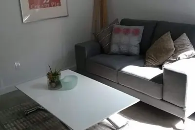 Image de Nouvelle suite moderne confortable au cœur de la rue principale (30 jours minimum)