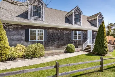 Image de Marchez jusqu'à Edgartown - Beachy Cape-Style Home avec de nombreuses améliorations à travers!