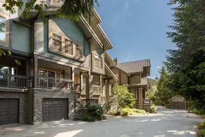 Image de Bienvenue À La Maison! ! Maison de ville spacieuse de 5 chambres de style Ski-In pour les familles et les groupes