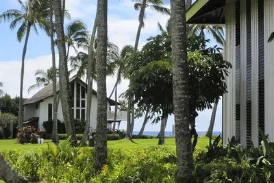 Image de Récemment mis à jour, unité de plancher au sol sur une grande pelouse, vue partielle sur l'océan