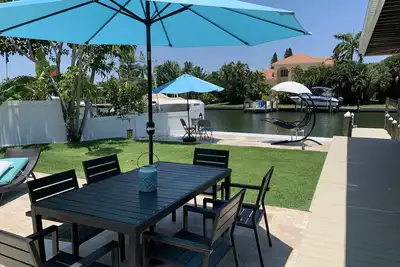 Image de L'emplacement rare de Longboat Key! Belle maison de canal avec un quai privé!