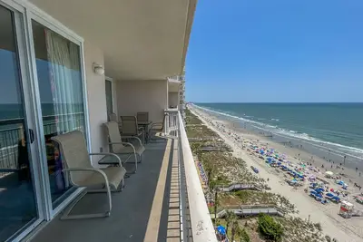 Image de Juillet Deals! 2 chambres 2 salles de bain condo en bord de mer. Piscine extérieure, piscine intérieure, rivière artificielle, jacuzzi, zone de cuisson.