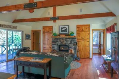Image de Yosemite Country Cabin - Moderne et privé dans un cadre boisé. 209-878-0412