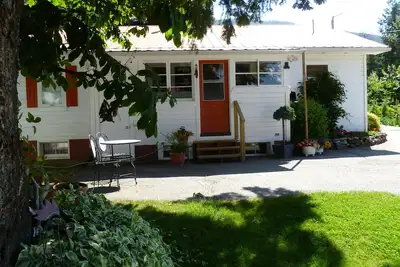 Image de Home Away From Home, Niché dans une petite famille, Cerisaie