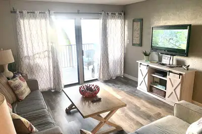 Image de Magnifique condo de 3 chambres Ă coucher / 3 salles de bain dans un complexe de condominiums de faible hauteur fabuleux!
