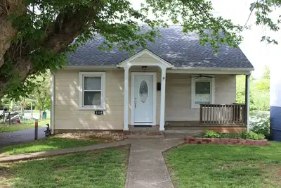 Image de Pittoresque et confortable, 2 lits, je bain, cuisine complète Cottage avec Off Street Parking
