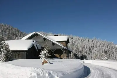 Image de Premier emplacement! Accès direct aux pistes, randonnées et Moonlight Lodge!