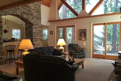 Image de Belle cabine personnalisée en Pinetop Cc 3 Br, 2 Lofts, 3-1 \/ 2 Ba, 35 'Deck, Private!