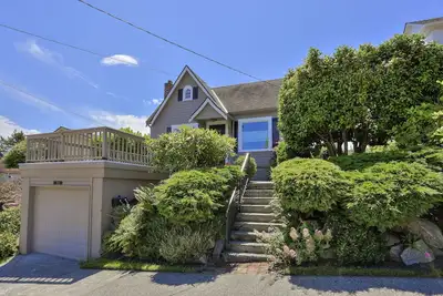 Image de Maison de style Tudor dans le quartier détendu de Magnolia