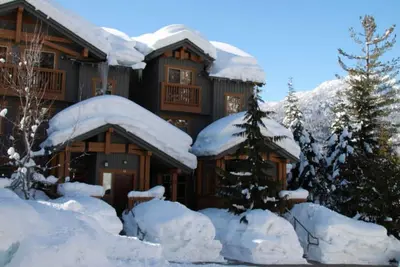 Image de Perché sur le côté de la montagne enneigée de Whistler