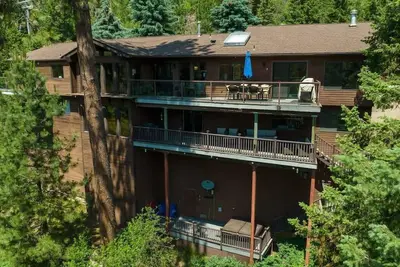 Image de Fernan Lake Lodge | Accueil Waterfront moderne sur 2 acres avec ponton privé