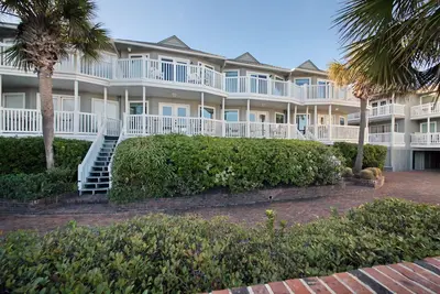 Image de Oceanfront Townhome à quelques pas de la plage! Piscine et garage privé