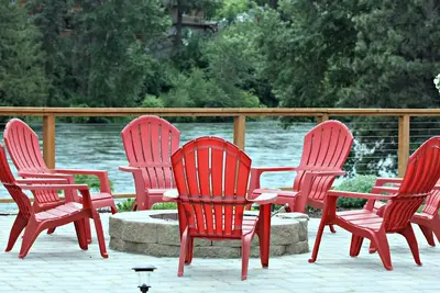 Image de Maison de luxe avec vue sur le fleuve assez grande pour votre famille et vos amis. Venez en profiter!