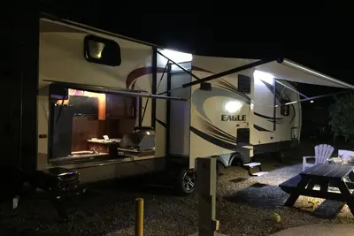 Image de Remorque Rv 37 pieds spacieuse et luxueuse