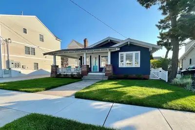Image de Rare Single Family Bungalow 1 pâté de maisons de la plage!
